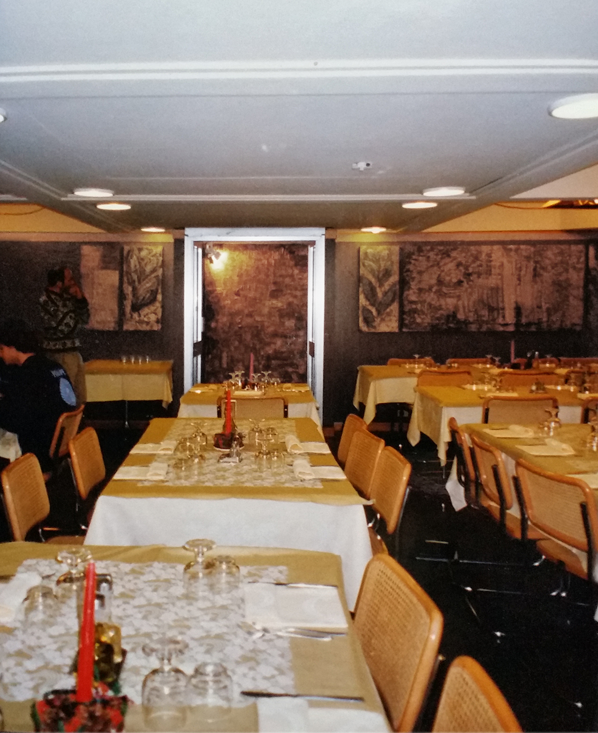 Bassorilievi oro Hotel 2002 Hotel Italia Gesso modellato su multistrato. Colorazione con oro. Bronzatura Mq 180
